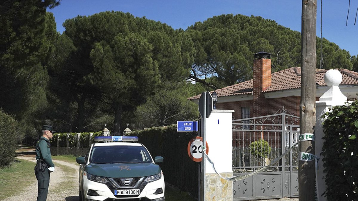 La Guardia Civil investiga la vivienda de Óscar S. M. el pasado mes de abril. ICAL