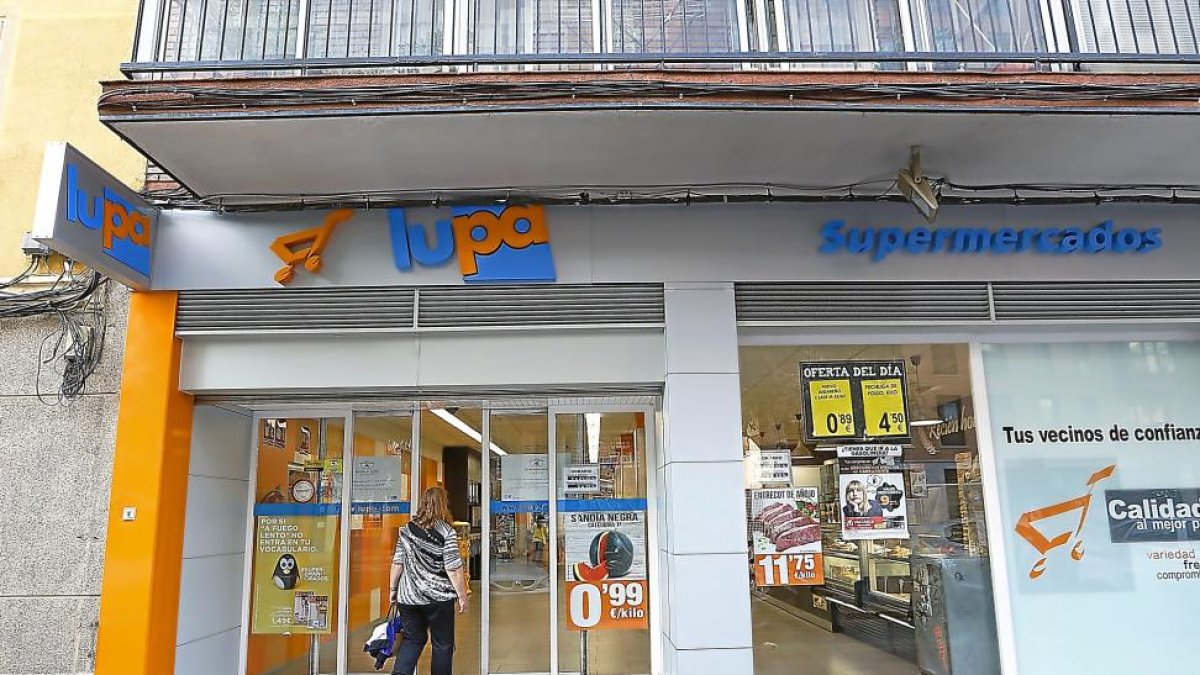 Supermercado ‘Lupa’ de la calle Alamillos, 6 escenario del atraco-J.M. Lostau