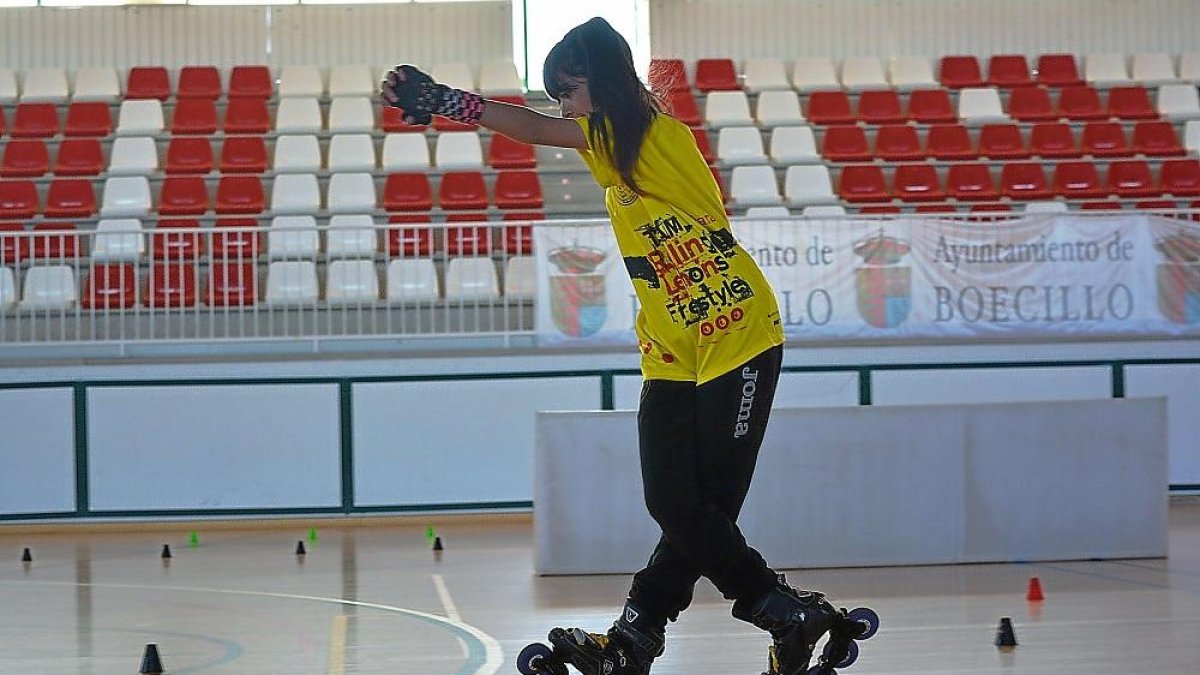 Una patinadora durante una prueba de Speed Slalom.-EL MUNDO