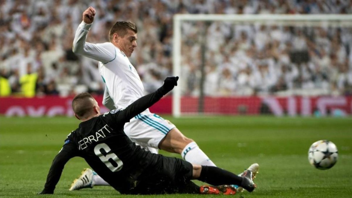 Kroos disputa un balón con Verratti en el encuentro del miércoles ante el PSG.-AFP / CURTO DE LA TORRE
