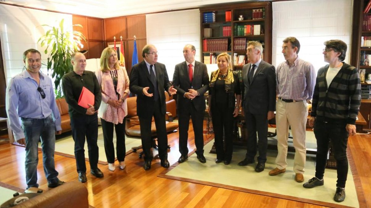 El presidente de la Junta de Castilla y León, Juan Vicente Herrera, firma el Plan de Dinamización Económica de los Municipios Mineros 2016-2020 con responsables de Cecale, UGT y CCOO.-ICAL