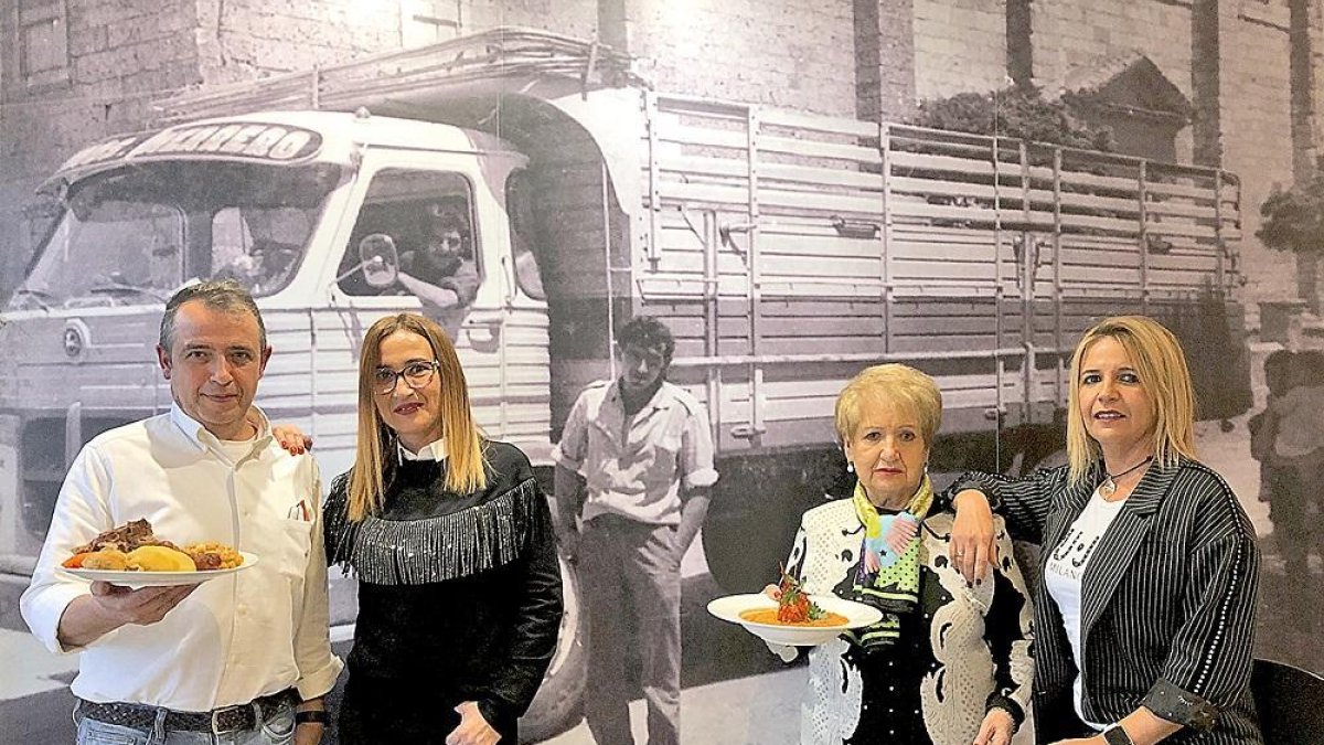 Micol Herrero posa junto a sus hijos Paco, Belén y Micol frente a un mural que recuerda al fundador de Hostal Restaurante Paco.-