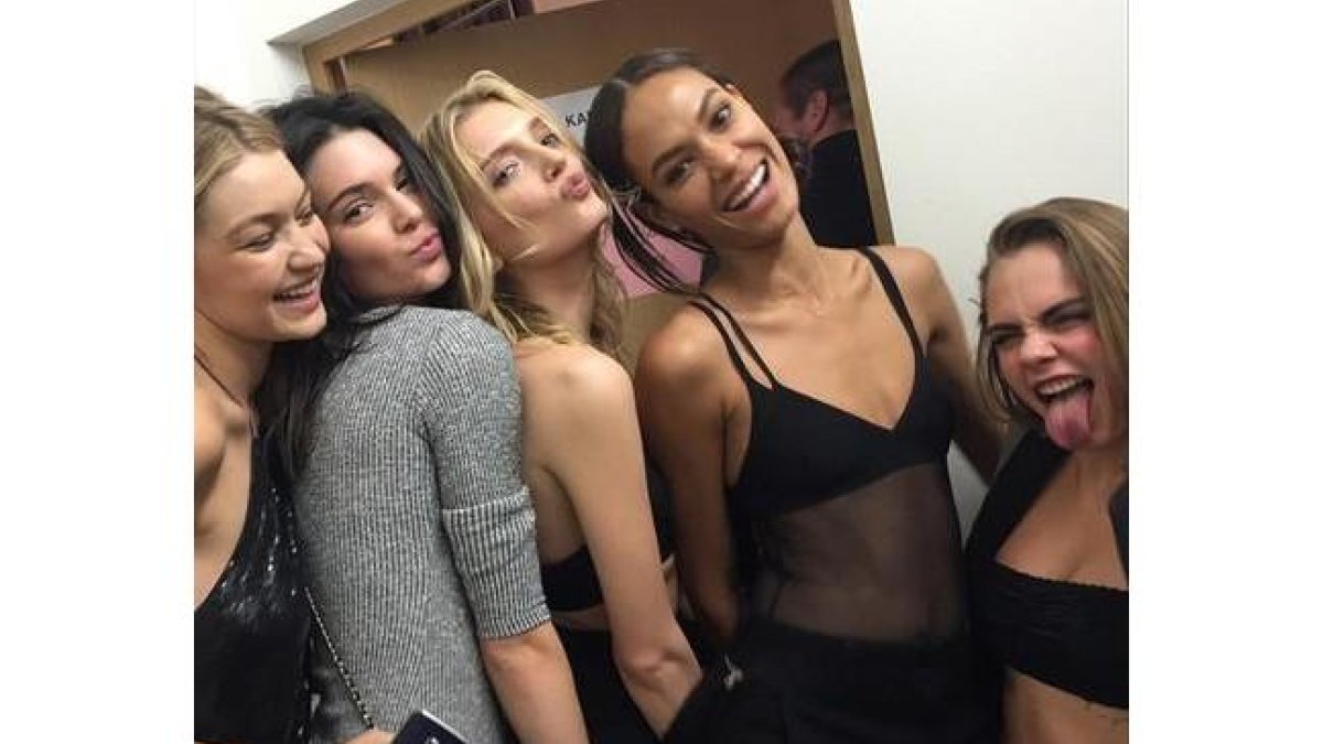 Gigi Hadid, Kendall Jenner,Lily Donaldson, Joan Smalls y Cara Delevingne.-