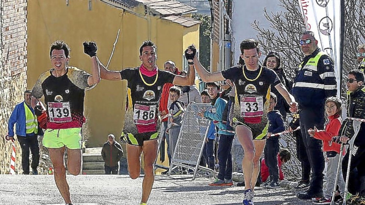 Los tres primeros entran con los brazos en alto en la meta.-MONTSE ÁLVAREZ