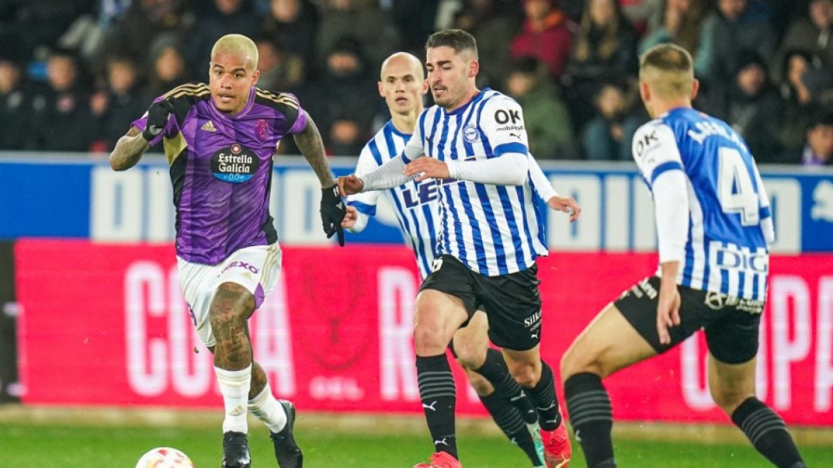 Kenedy con el balón el día de la eliminación en la Copa ante el Alavés. / RVCF / IÑAKI SOLA
