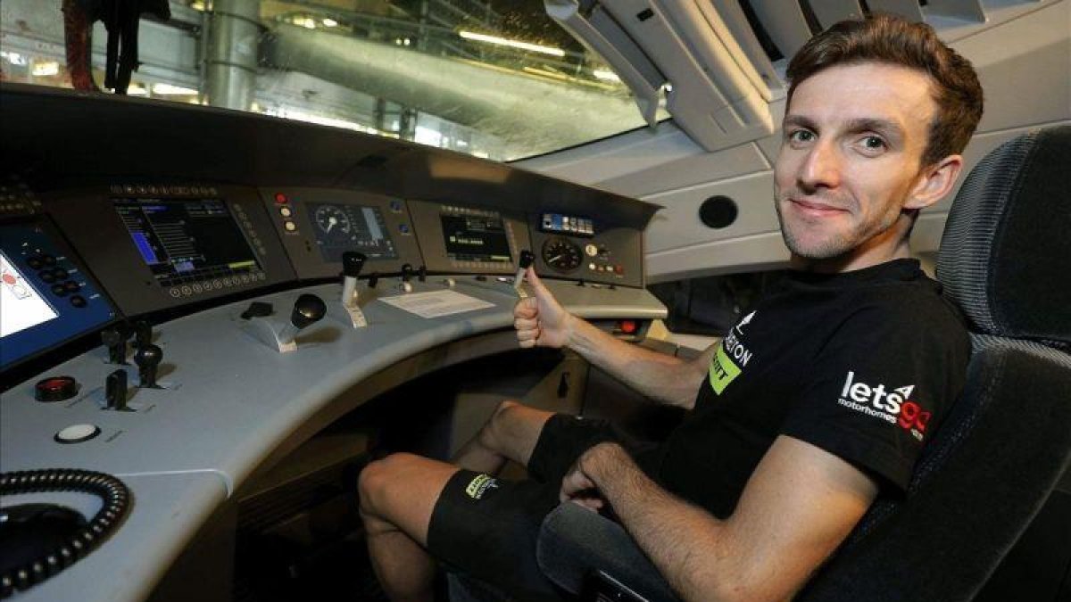 Simon Yates, en la cabina del maquinista del tren AVE que este domingo condujo a los ciclistas de la Vuelta desde Lleida a Madrid.-MANUEL BRUQUE (EFE)