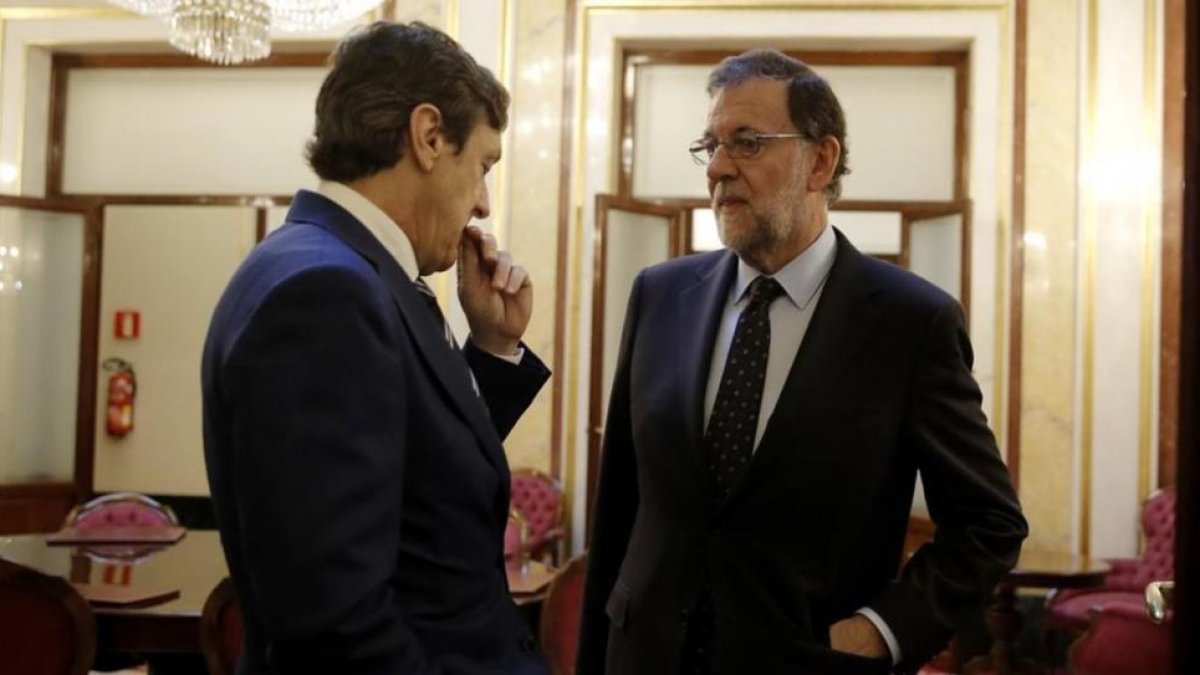 Mariano Rajoy y Rafael Hernando, el 21 de junio, en el Congreso.-JOSE LUIS ROCA