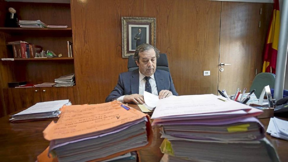 El magistrado Emilio Vega González, juez de Violencia sobre la Mujer, estudiando los expedientes en su despacho-M. Á. SANTOS
