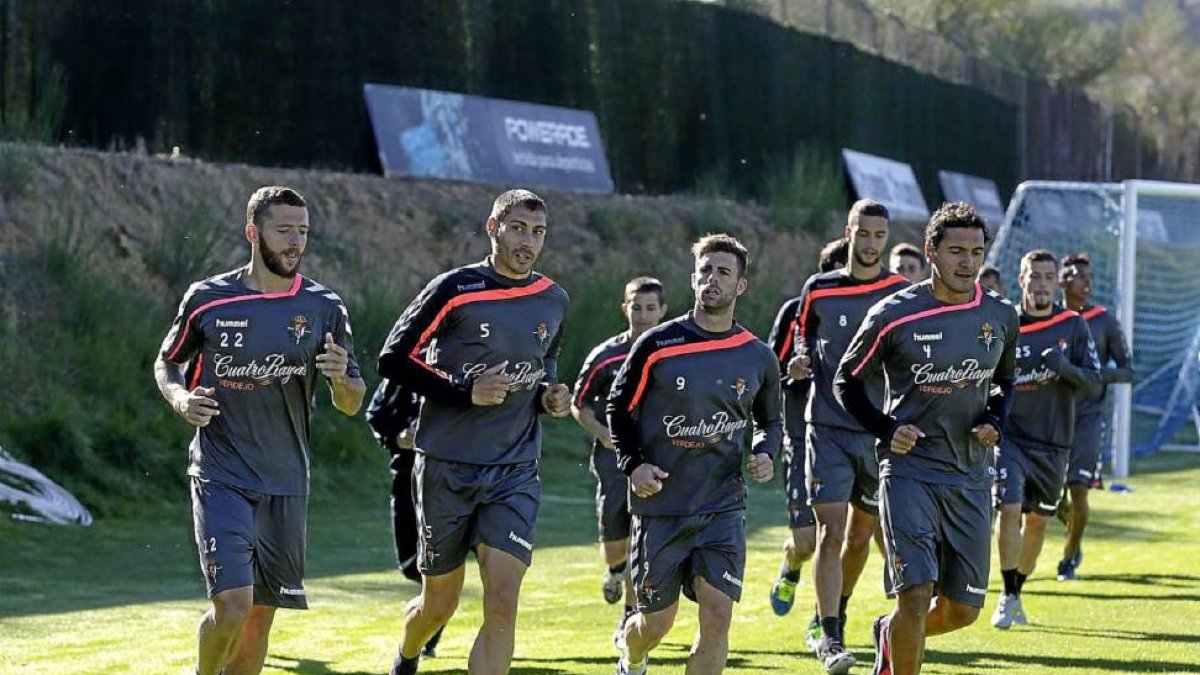 SAMUEL, MUY TOCADO. El central blanquivioleta (segundo por la izquierda, en el entrenamiento de ayer) estaba afectado por su expulsión. Tanto, que no pudo hablar para los medios de comunicación. El alicantino se enfrenta a una sanción posiblemente por uno-Balcaza