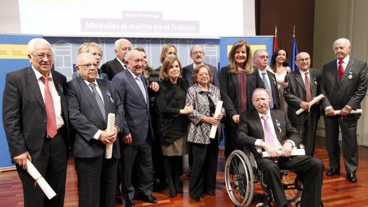 Entrega de las Medallas de Oro al Mérito en el Trabajo. Entre los galardonados, el bodeguero Alejandro Fernández, y el empresario burgalés Máximo Cuñado-Ical