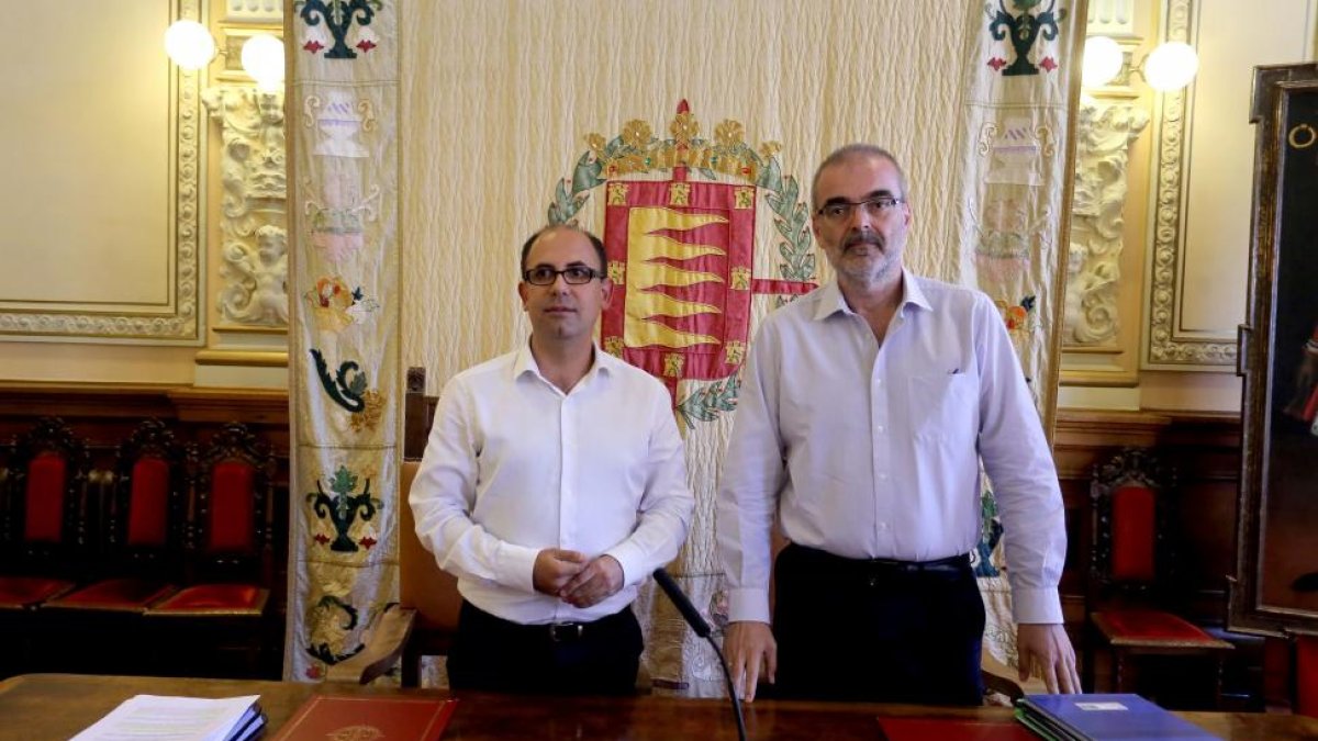 Luis Velez (I), junto al gerente de la Sociedad Municipal Auvasa, Andrés Bernabé, tras el Consejo de Administración de Auvasa.-ICAL