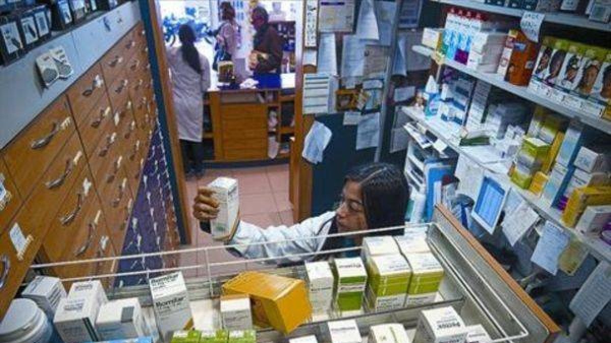 Medicamentos almacenados en una farmacia de Barcelona.-Foto: JOAN CORTADELLAS