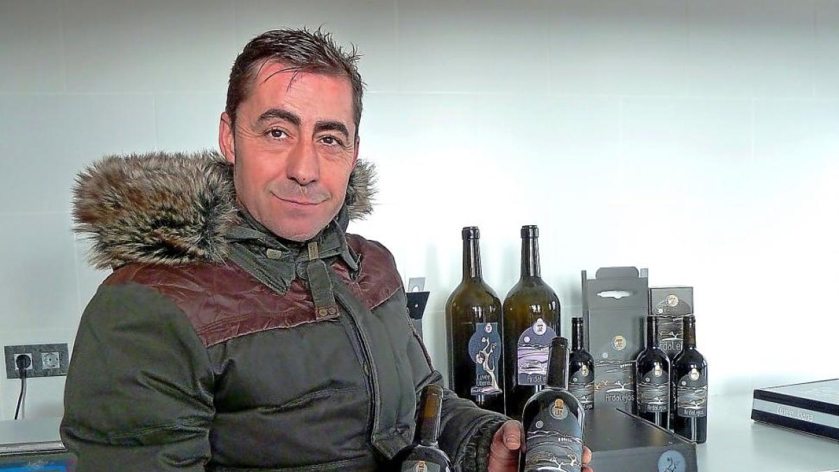 José María Galindo con dos botellas d e la bodega .-T. S. T.