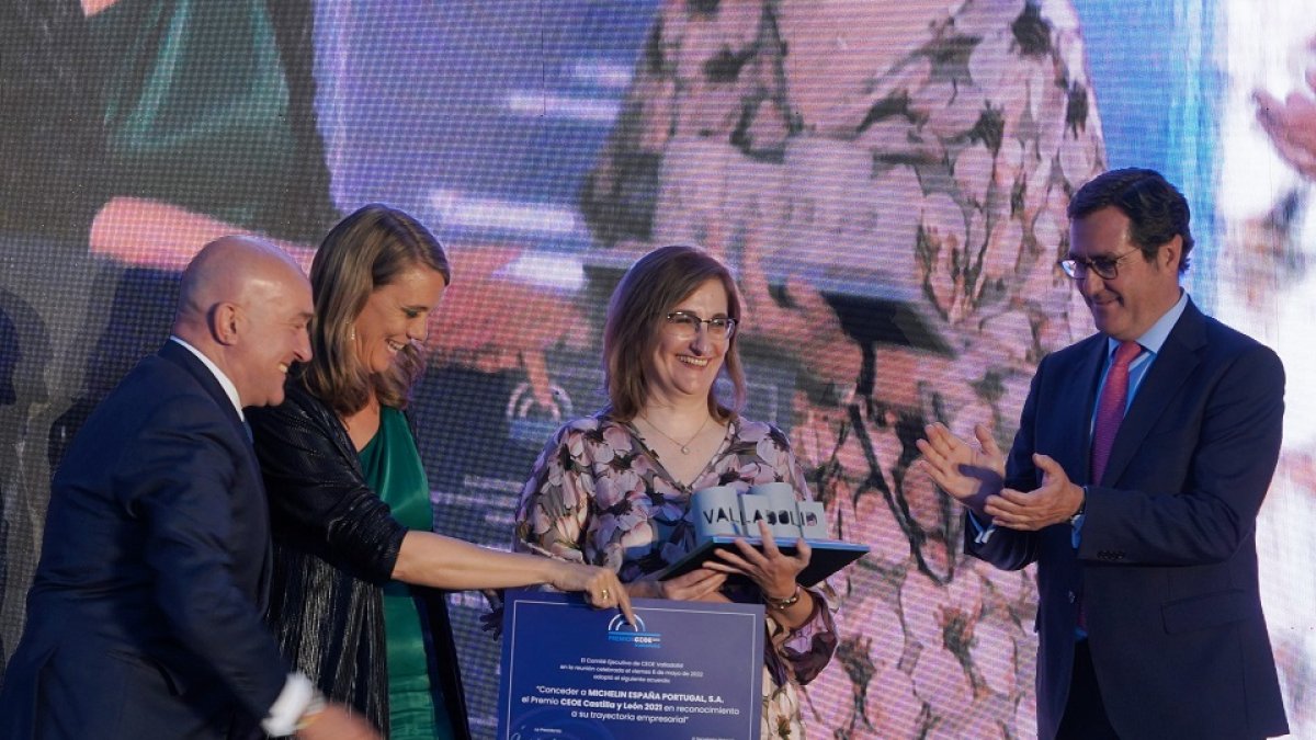 María de la Paz Robina al recoger el Premio CEOE Castilla y León. / ICAL