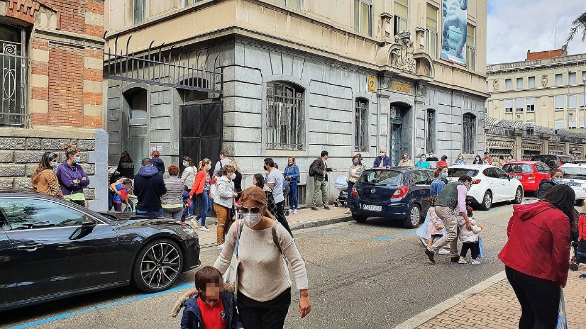 Alumnos a la salida del colegio Lourdes en Valladolid. - PHOTOGENIC/PABLO REQUEJO