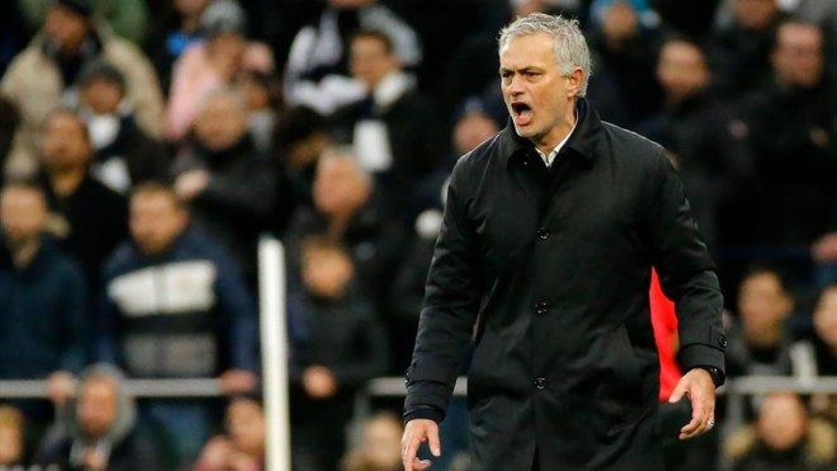 Mourinho, en el partido del Tottenham contra el Brighton.-