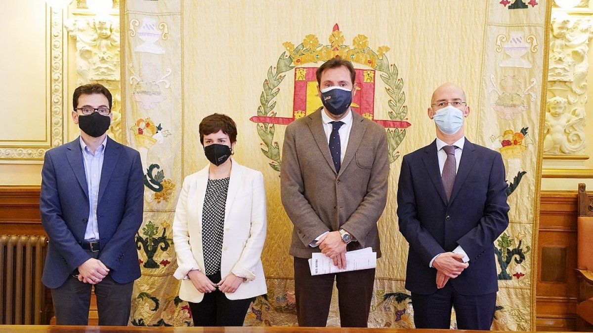 Pedro Herrero, María Sánchez, Óscar Puente y Martín Fernández tras la firma de los Presupuestos 2021. E.M.