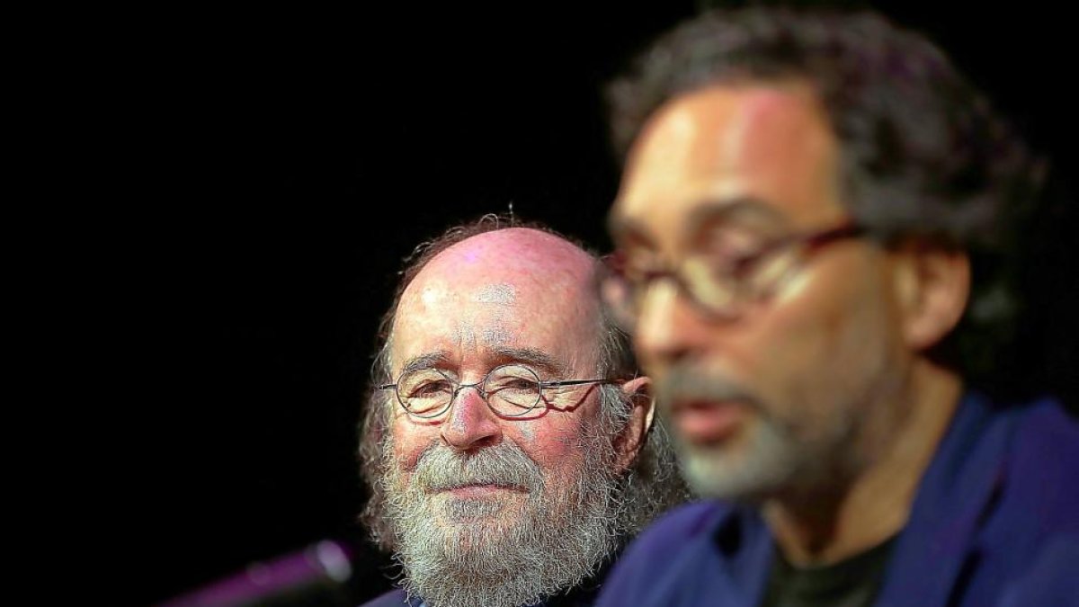 Joaquín Díaz y Gabriel Calvo, ayer, en el Teatro Zorrilla de Valladolid.-M. CHACÓN / ICAL