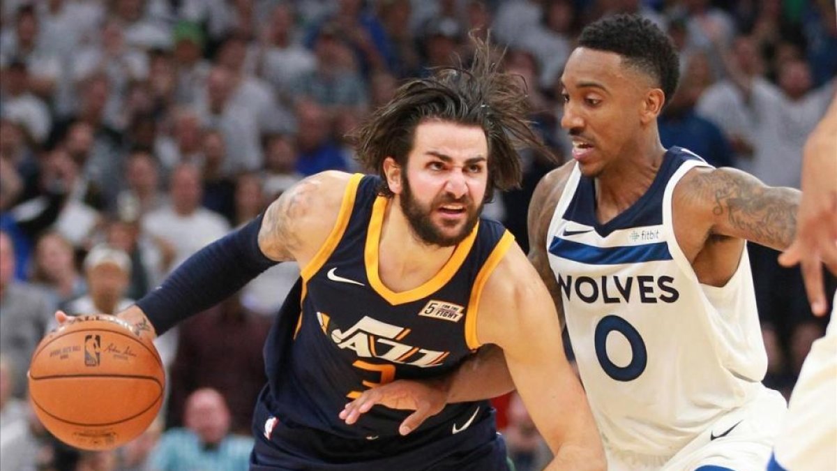 Ricky Rubio conduce el balón en un partido con los Jazz esta temporada-ANDY CLAYTON-KING (EFE)