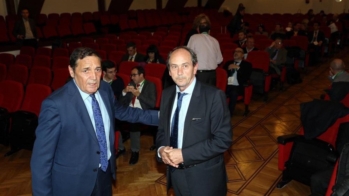 El consejero de Sanidad, Antonio María Sáez, participa en el acto inaugural del 19º Congreso de la Asociación de Castilla y León de Oncología. En la imagen, conversa con el doctor Carlos García Girón-ICAL