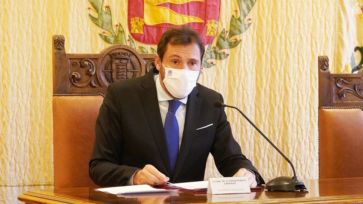 El alcalde de Valladolid, Óscar Puente, durante una rueda de prensa. E.M.
