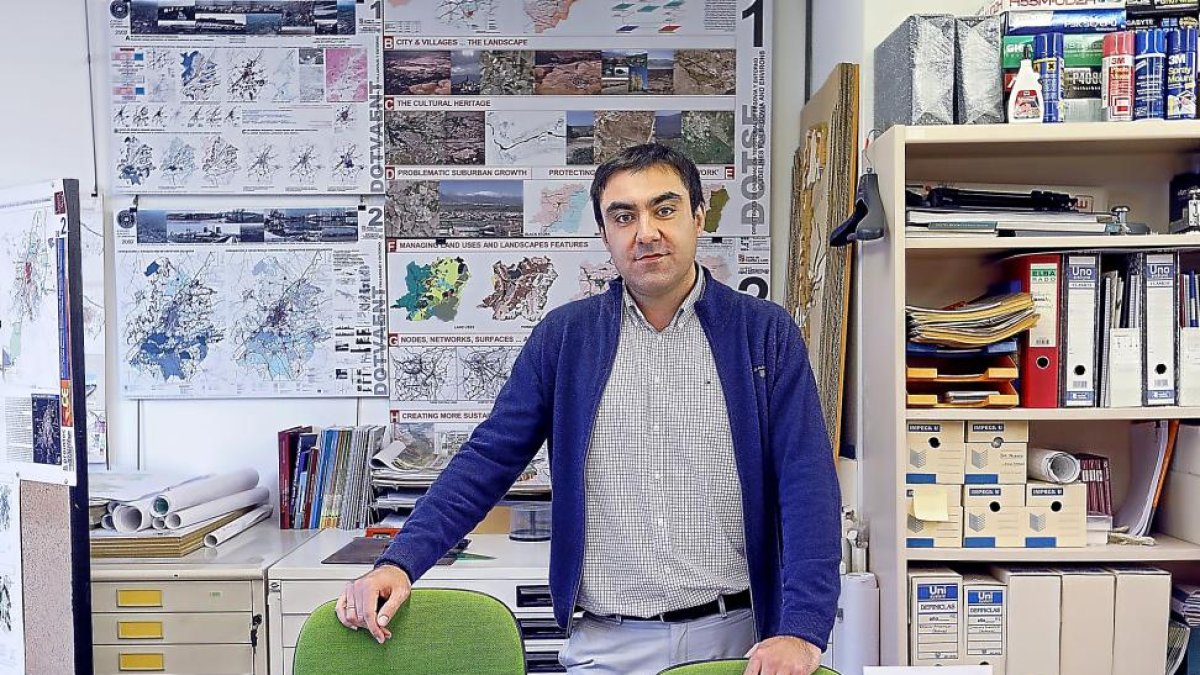 El leonés Javier Pérez Gil en las instalaciones de la Escuela de Arquitectura de la Universidad de Valladolid.-J. M. LOSTAU