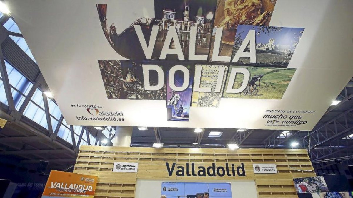 esús Julio Carnero y Óscar Puente inauguran el expositor conjunto de la Diputación y el Ayuntamiento de Valladolid en la Feria de Turismo Intur.-Ical