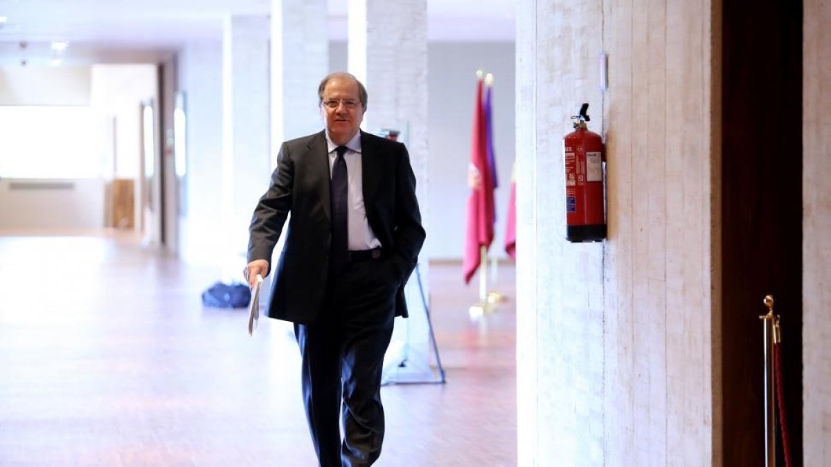 El presidente de la Junta, Juan Vicente Herrera, por los pasillos de la sede de las Cortes-Leticia Pérez / ICAL