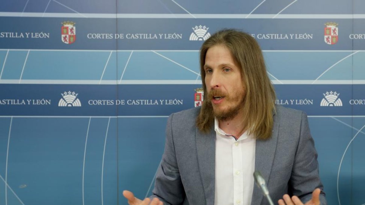 El secretario general de Podemos Castilla y León, Pablo Fernández, ofrece una rueda de prensa para informar de las últimas iniciativas parlamentarias-Leticia Pérez / ICAL
