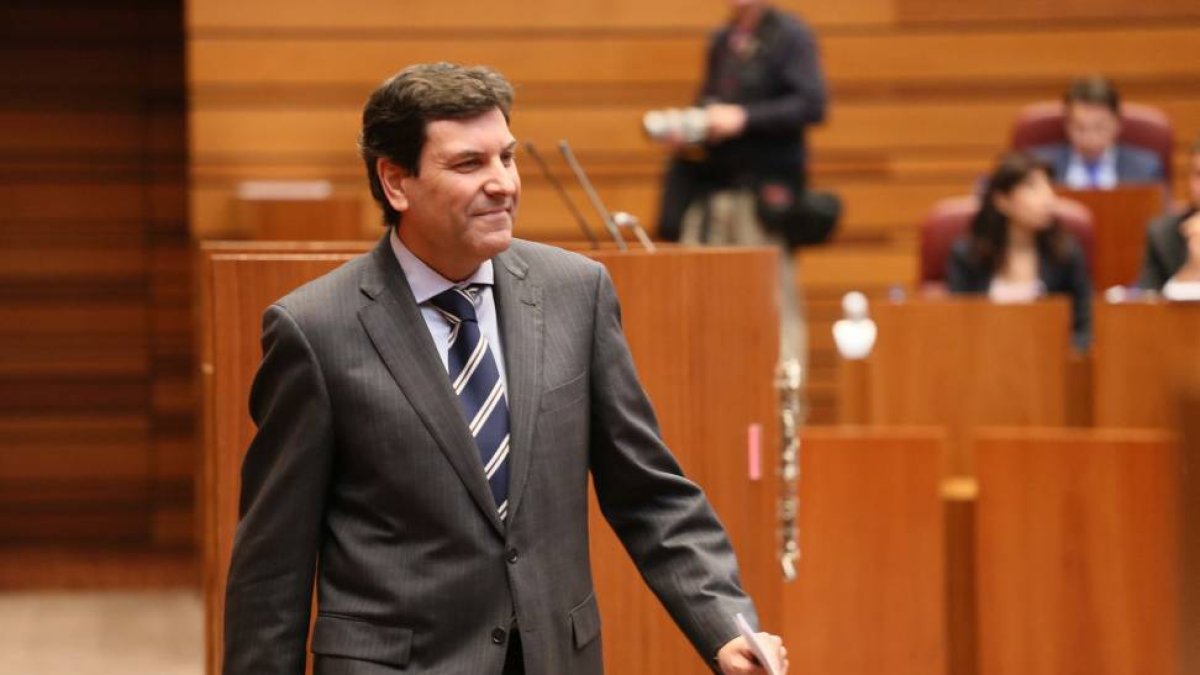 El portavoz popular Carlos Fernández Carriedo finaliza su intervención en el Pleno de las Cortes-Ical