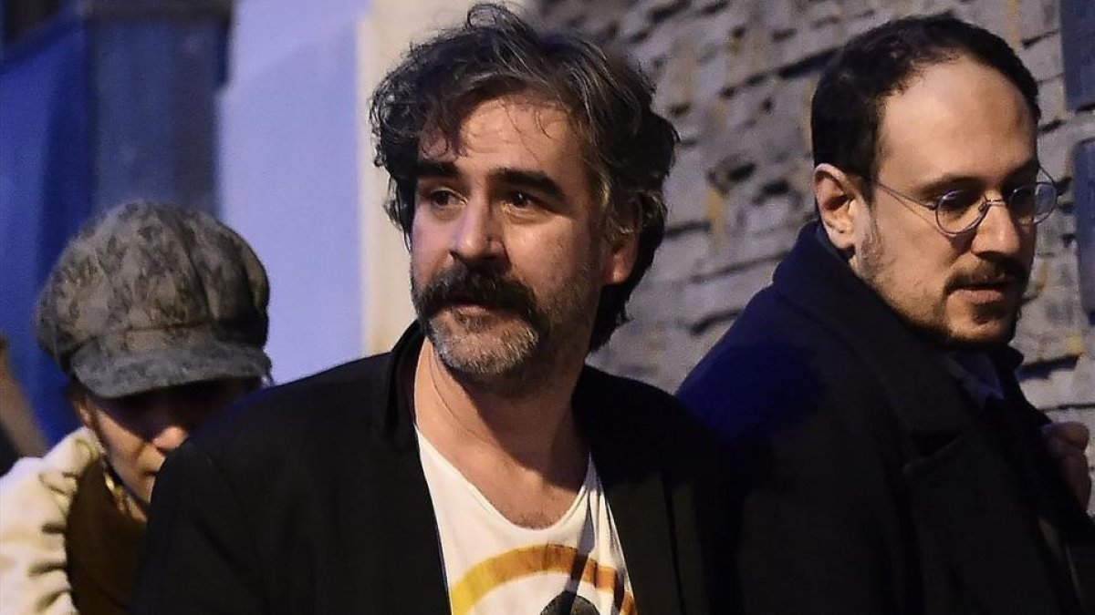 Deniz Yücel (centro) sale de su casa, tras ser liberado, en Estambul, el 16 de febrero.-/ AFP / OZAN KOSE