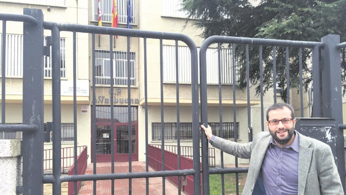 «MI COLEGIO». Elige fotografiarse a la puerta del colegio Antonio Valbuena de León, su colegio, y porque es un público y «donde antes se implantó la Logse que está tan mal vista», asegura a la vez que afirma: «Demuestra que se pueden sacar buenas calific-E.M.