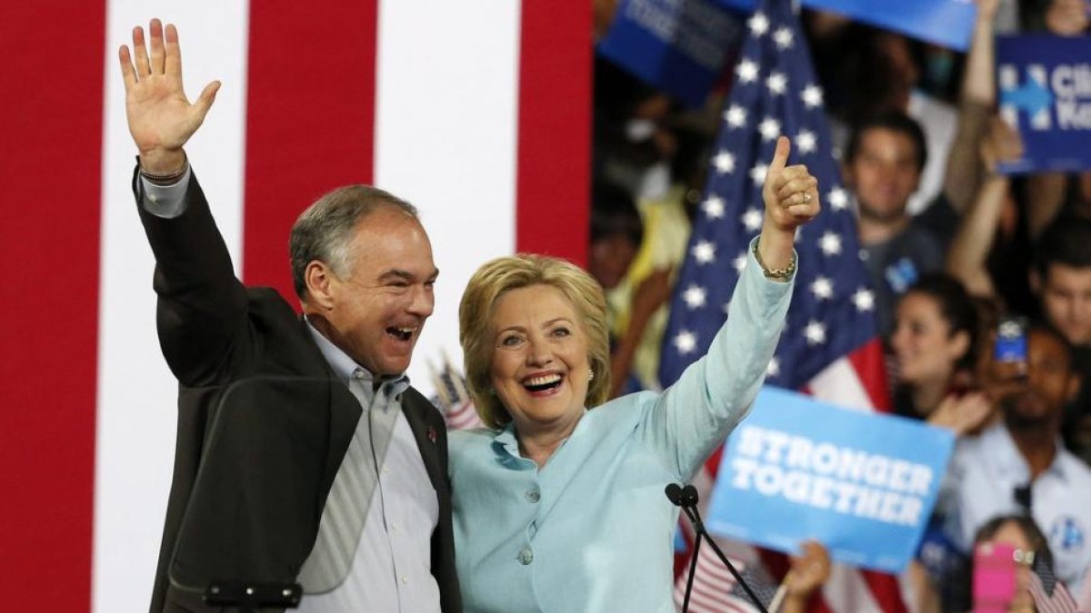 La virtual candidata demócrata a la Casa Blanca, Hillary Clinton, presenta a su candidato a la Vicepresidencia, Tim Kaine, durante un acto de campaña en la Universidad Internacional de Florida en Miami.-RHONA WISE / EFE