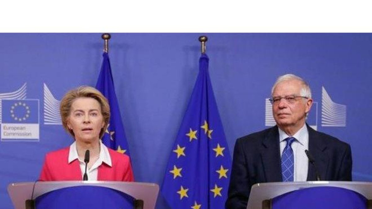 La presidenta de la Comisión Europea, Ursula von der Leyen, y el jefe de la diplomacia europea, Josep Borrell, en Bruselas.-