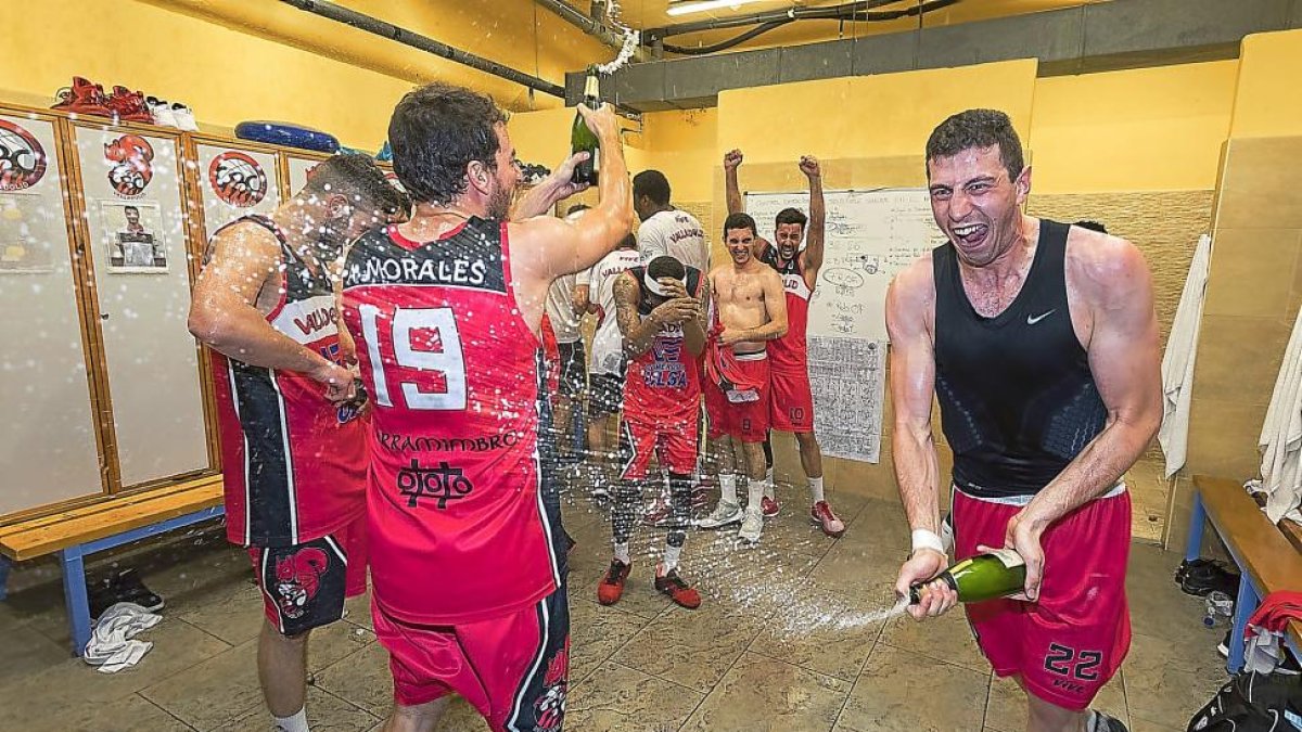 Un exultante Sergio de la Fuente celebra en el vestuario de Pisuerga el ascenso a LEB Oro.-PABLO REQUEJO