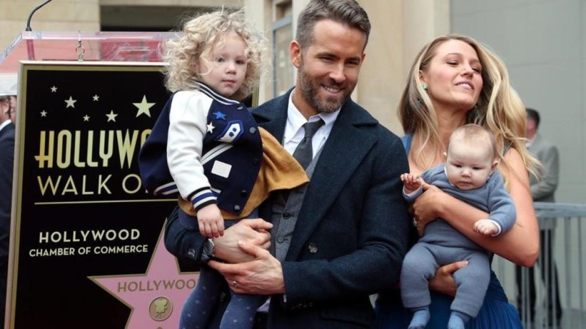 Ryan Reynols, con su esposa y sus dos hijas, en el paseo de la fama de Hollywood.-EFE / MIKE NELSON