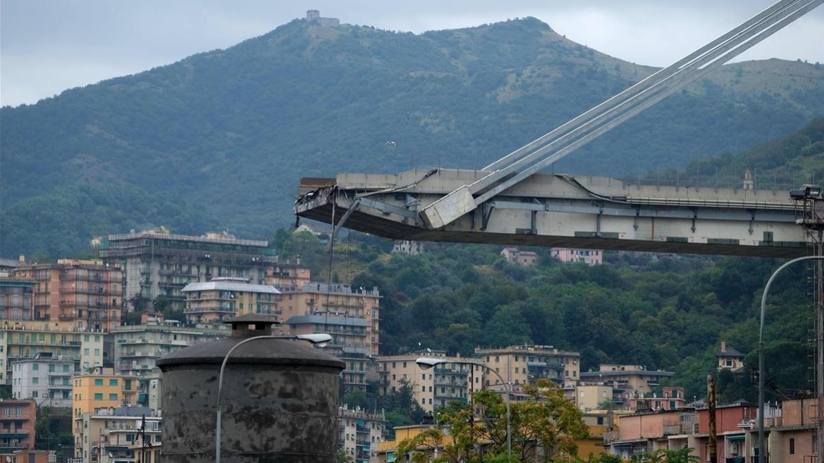 Los escombros del puente que ha colapsado en Génova. /-ANDREA LEONI