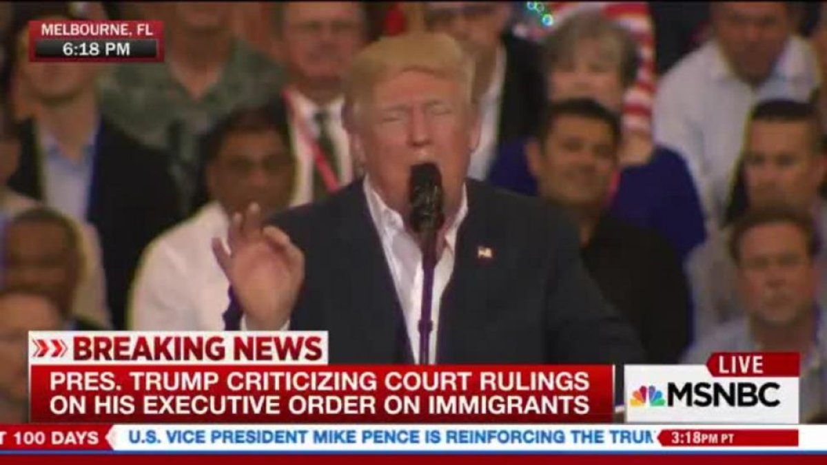 Momento en que Trump se inventa un atentado terrorista que según él ocurrió el viernes en Suecia.-TWITTER