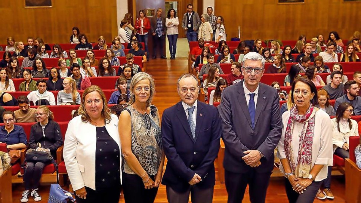 DanielMiguelSan José (centro) dio la bienvenida en el Paraninfo de la Universidad de Valladolid a los alumnos extranjeros.-J.M. LOSTAU