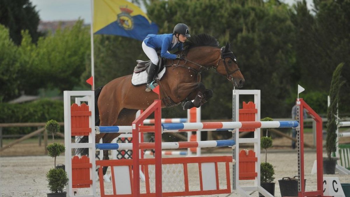 La amazona Kristell Ayala realiza un espectacular salto a lomos de su caballo en las instalaciones de la Real Sociedad Hípica de Valladolid.-