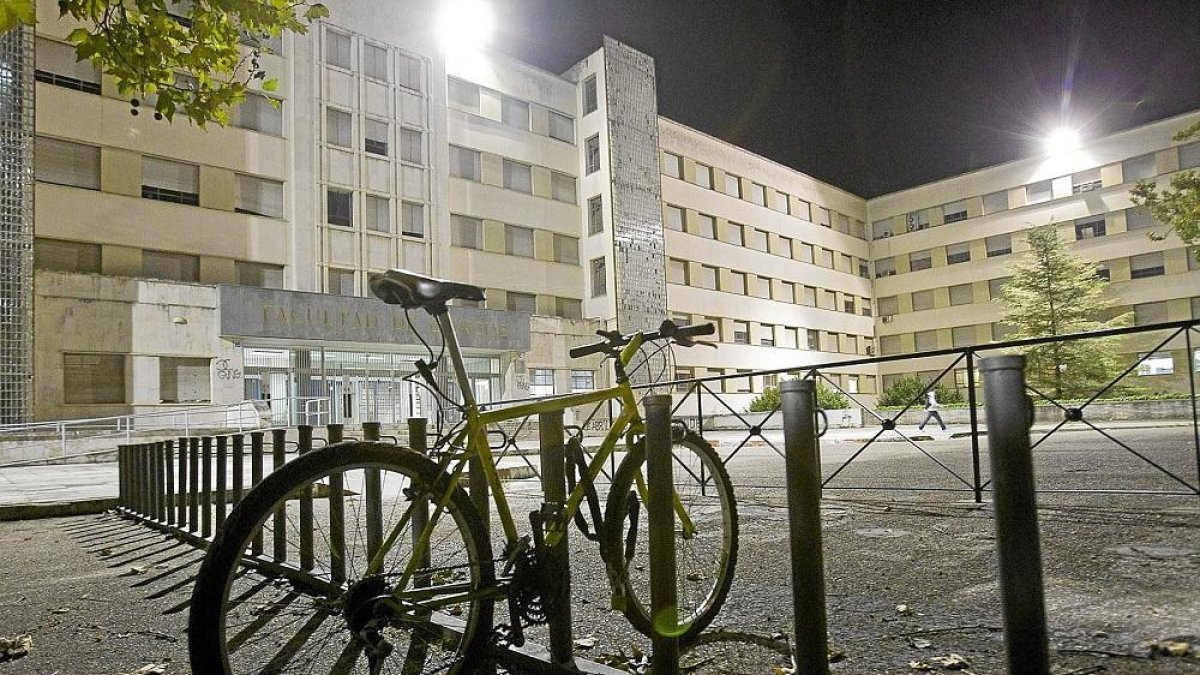 Facultad de Ciencias de la Unviersidad de Valladolid.-J.M. LOSTAU