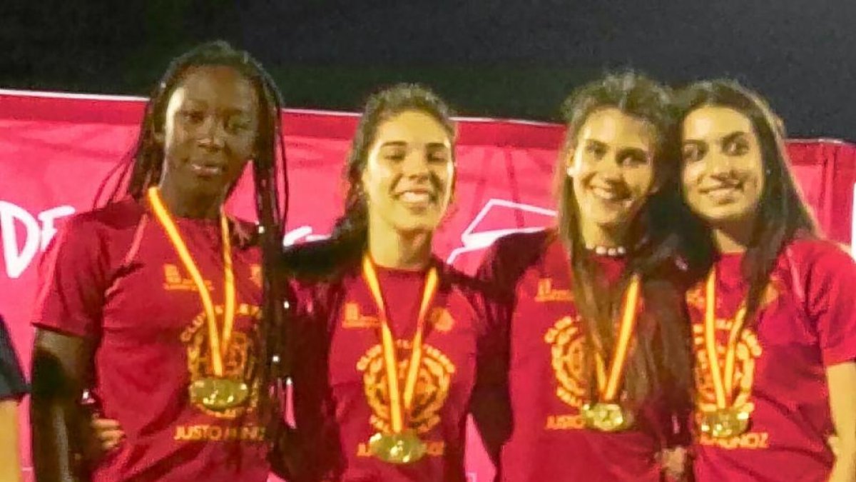 Las cuatro componentes del CAV posan con la medalla.-EL MUNDO