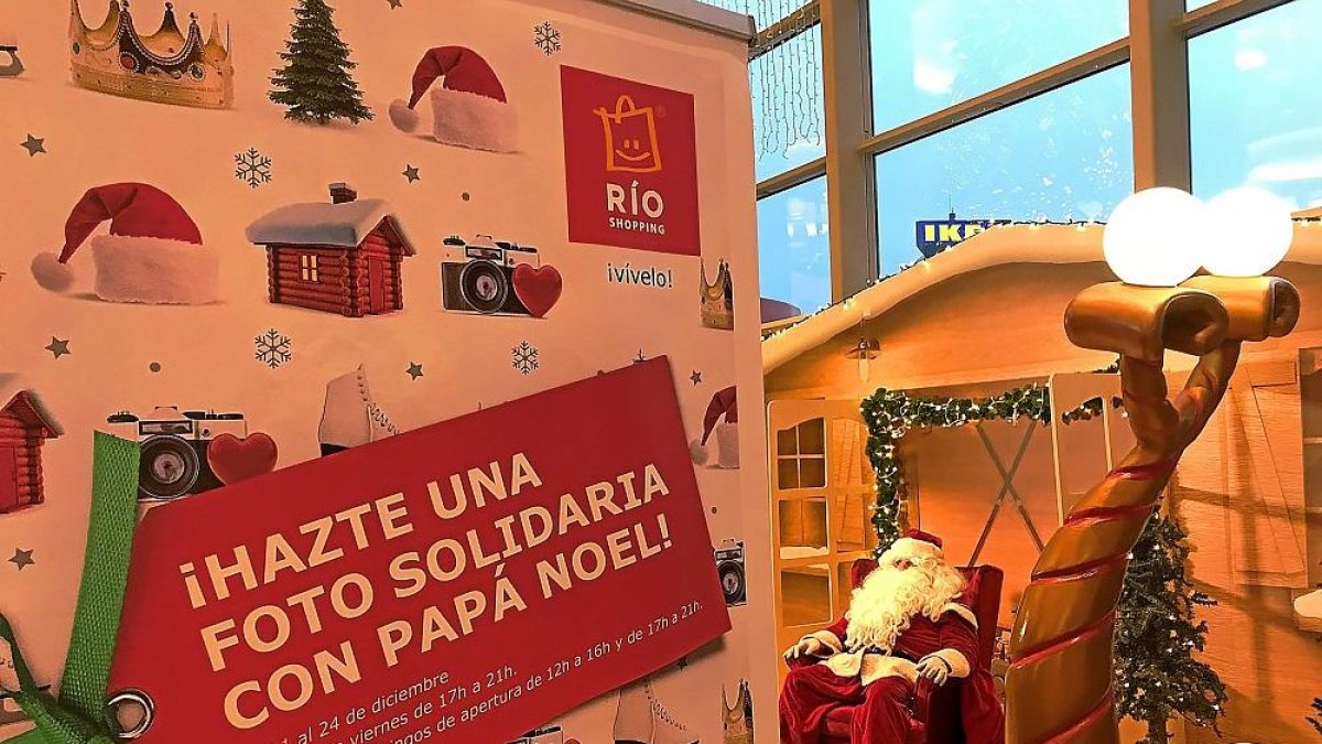 Papá Noel se instala en Río Shopping para colaborar con la causa.-EL MUNDO