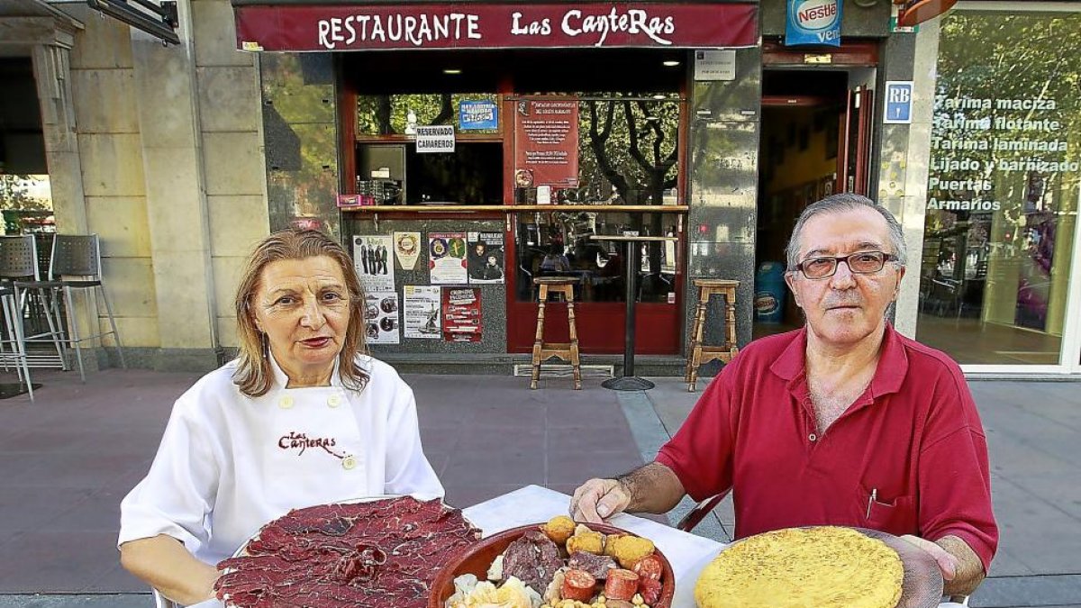Pili Fernández y Antonio Gorgojo, Pili y Antonio, con la cecina de León, el cocido maragato y la afamada tortilla de patatas.-J. M. LOSTAU