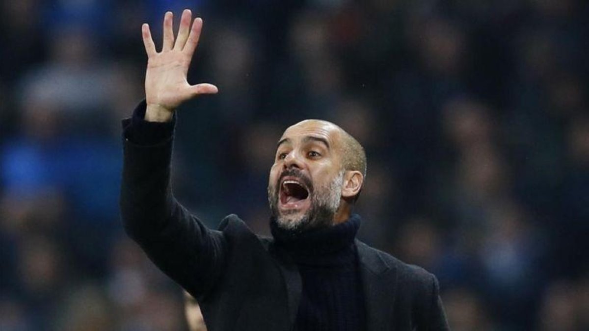 Pep Guardiola gesticula durante un partido en el Etihad.-REUTERS / JASON CAIRNDUFF