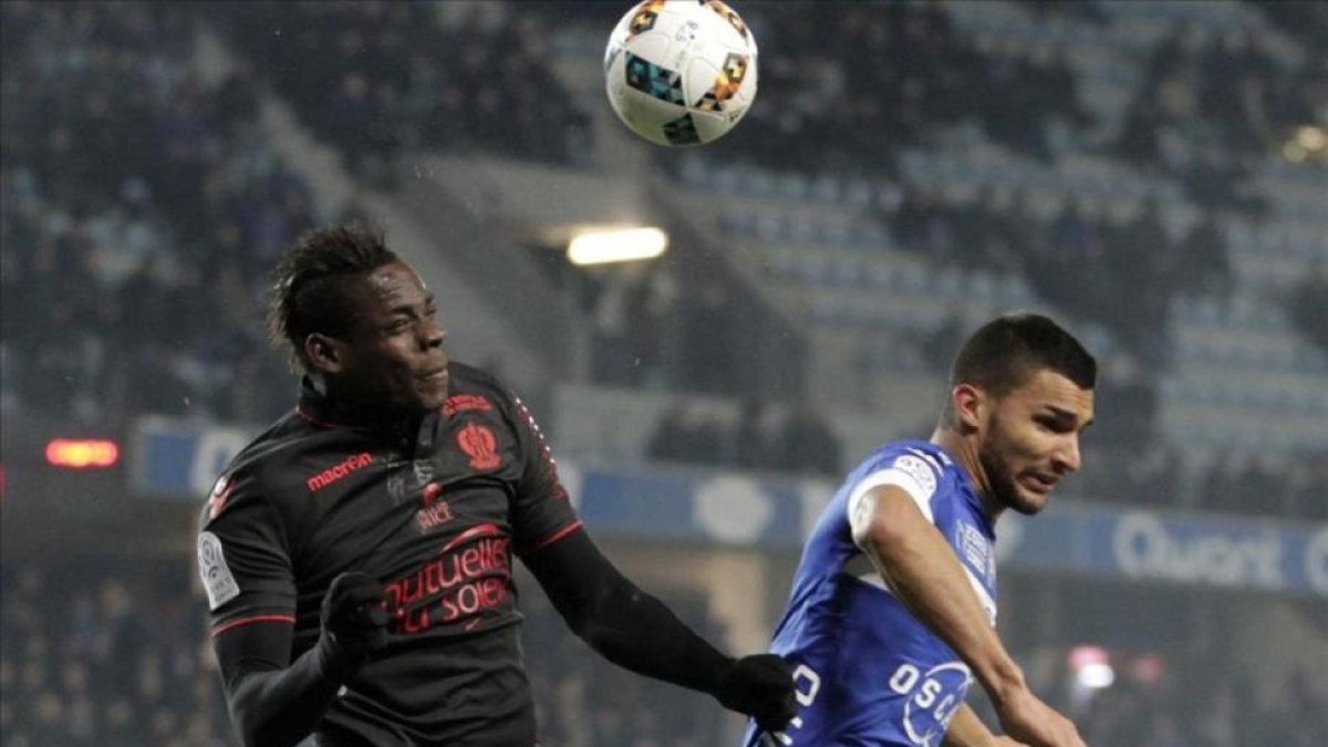 Balotelli se dispone a cabecear un balón, en Bastia.-AFP / PASCAL POCHARD-CASABIANCA