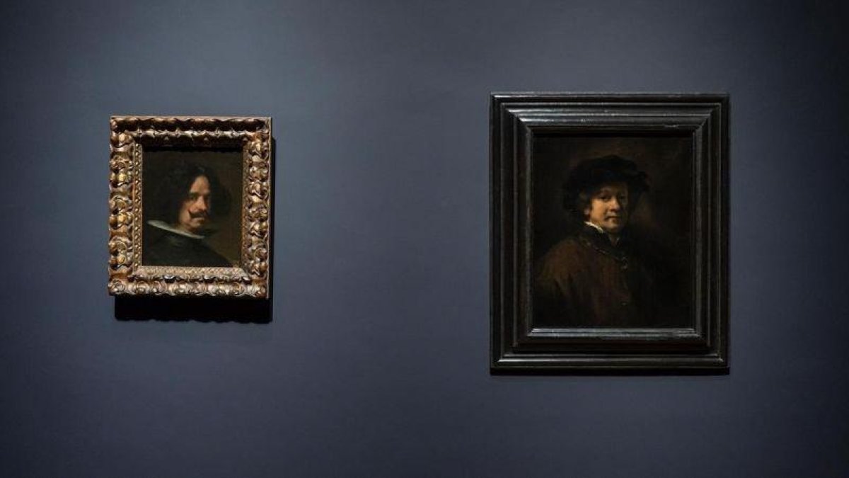 Los autorretratos de Velázquez (izquierda) y Rembrandt, expuestos en el Rijksmuseum, codo a codo.-OLIVIER MIDDENDORP