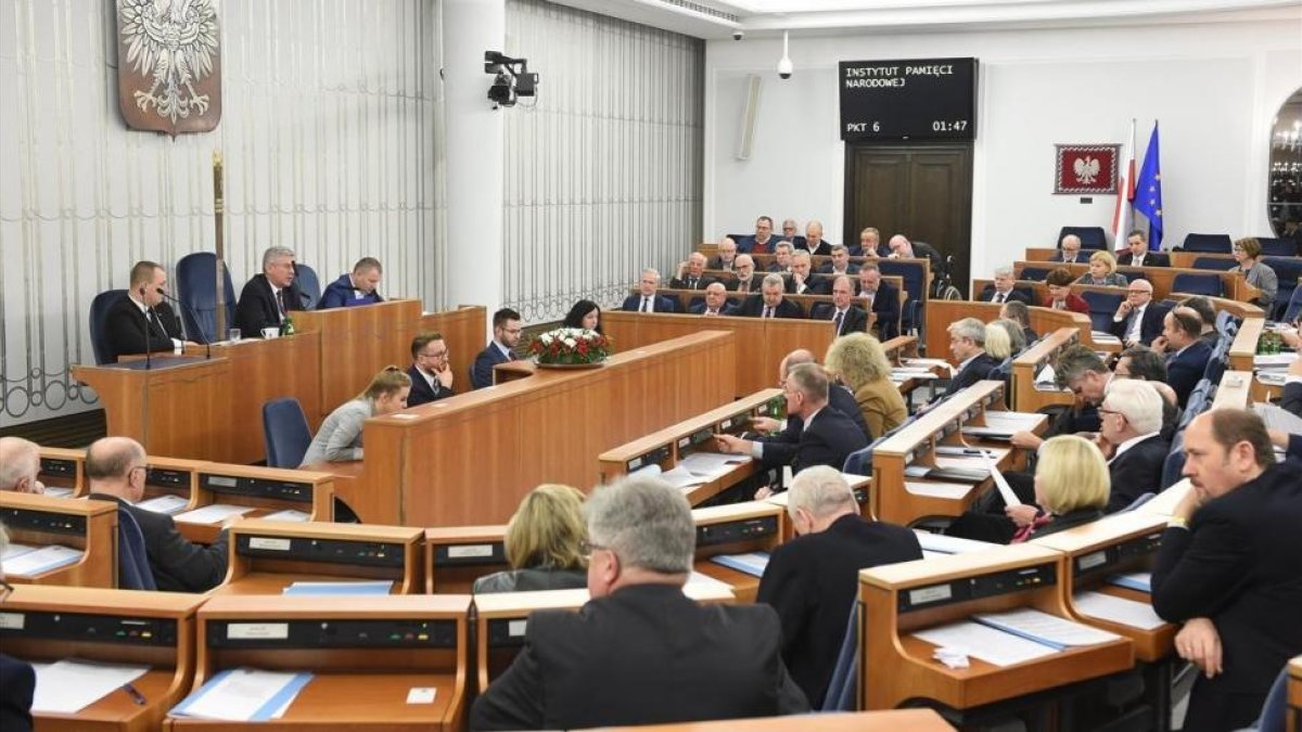 Los senadores en el momento de votar la plolémica ley.-/ EFE / RADEK PIETRUSZKA