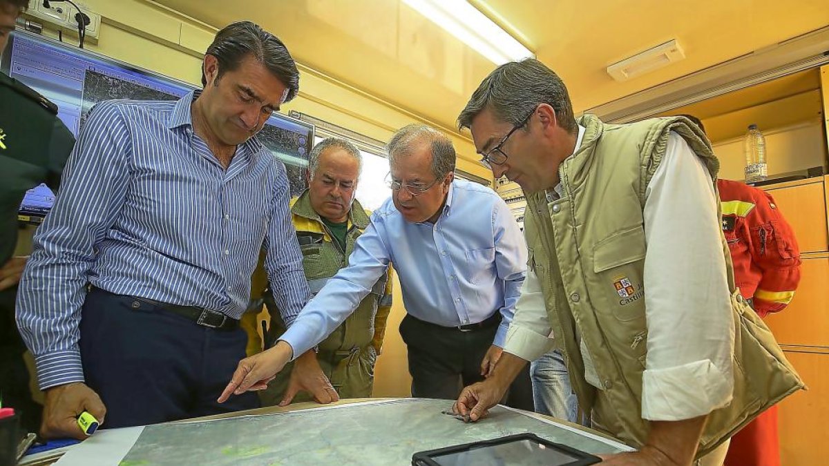 Herrera señala el mapa de la zona junto a Suárez Quiñones y miembros del operativo.-E.M.