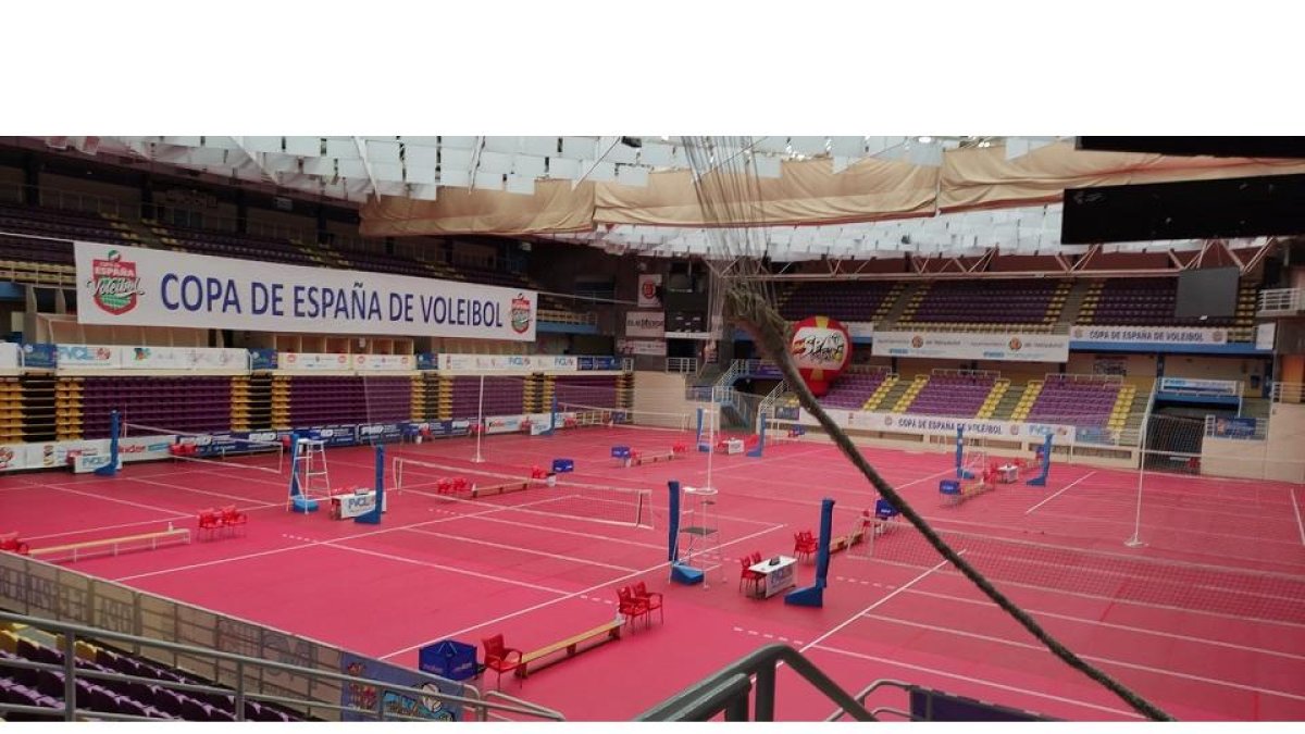 Vista panorámica del pabellón Pisuerga con las pistas de la Copa de España ya montadas.  / EL MUNDO